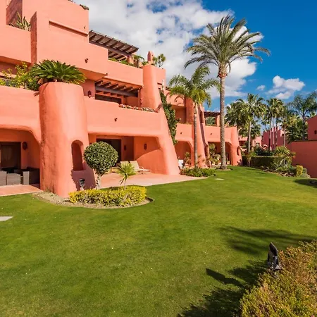 2 Bedrooms Frontline Beach Near Marbella شقة