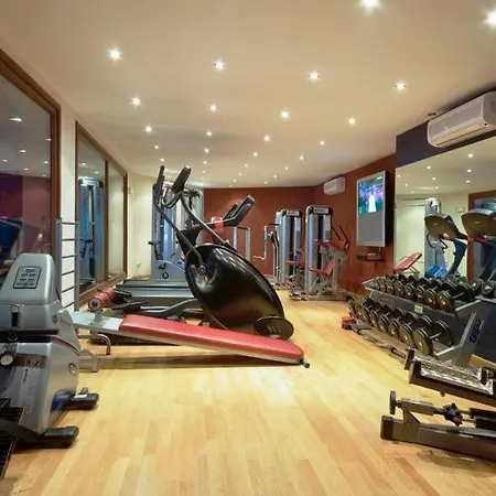 2 Bedrooms Frontline Beach Near Marbella شقة